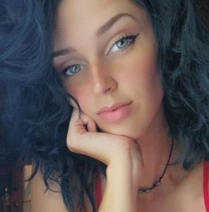 Meet your Posher, Holly